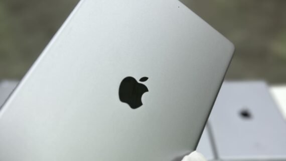 Apple iPad 6th Gen (A1893) 9.7" - Black/Silver, 32GB, Wi-Fi Only